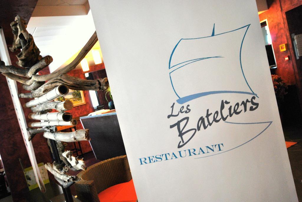 Hotel De Loire Et Restaurant Les Bateliers Trelaze Exterior foto